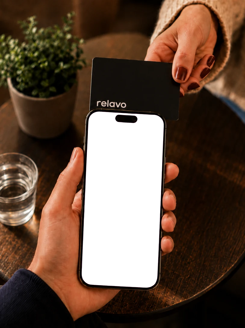 Eine Relavo-NFC-Karte wird an ein Smartphone gehalten, auf dem Display erscheint das digitale Profil