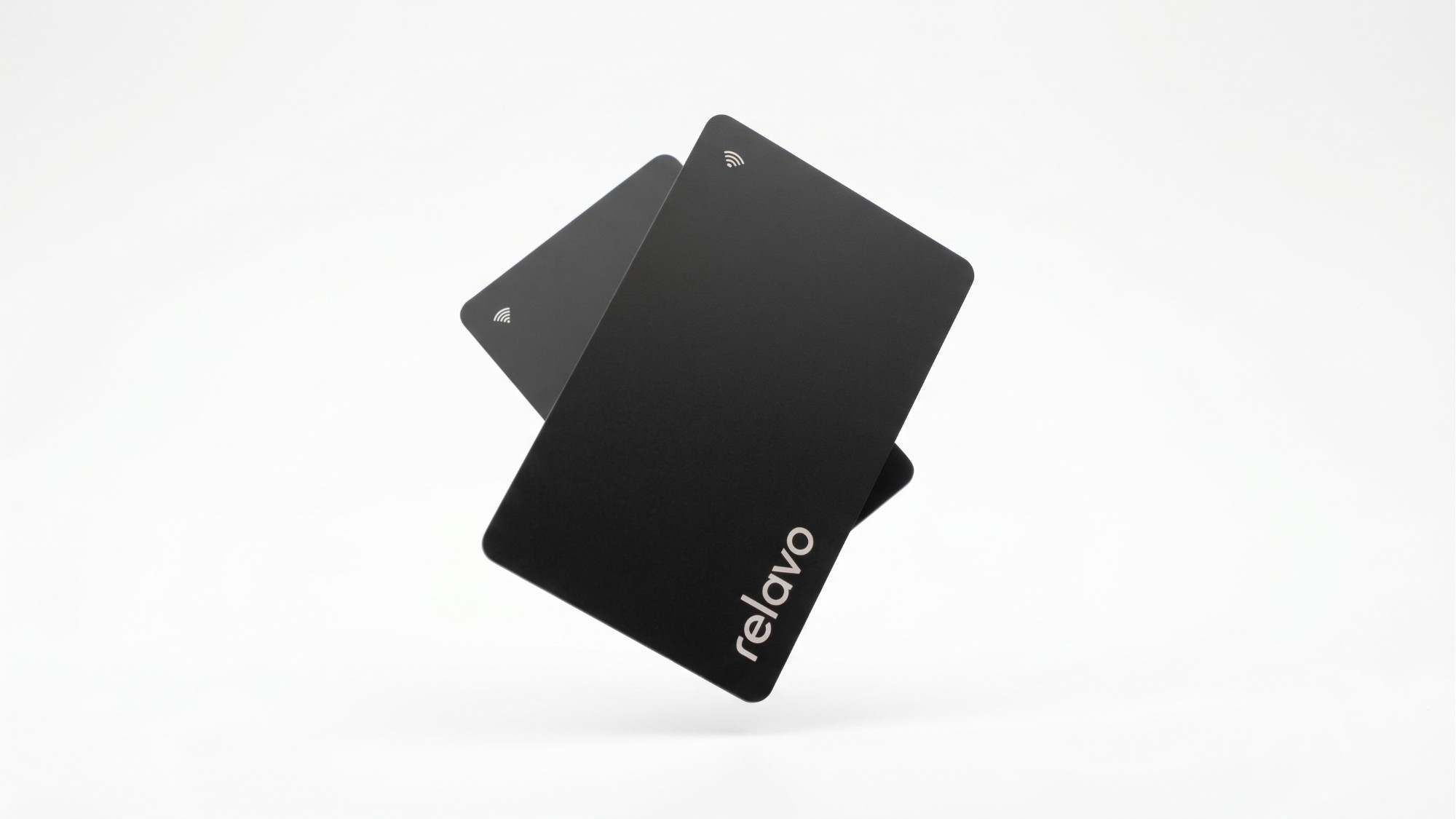 Zwei schwarze NFC-Karten von Relavo mit NFC-Symbol und Relavo-Schriftzug